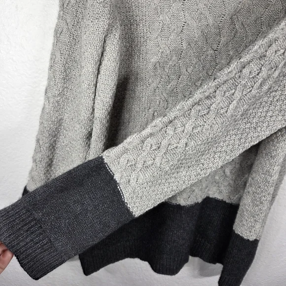 Vince Grey Colorblock Cable Knit Crewneck Sweater Size M Yak & Wool Blend - Picture 8 of 16